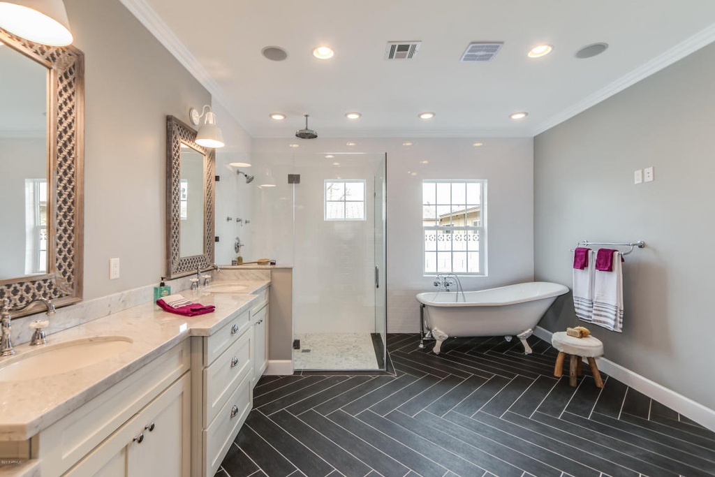 Master Bath tub